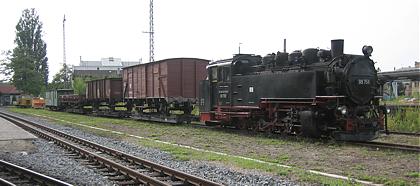 Lok 99 758 und ein Güterzug mit Rollfahrzeugen
