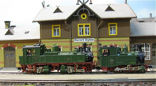 Lokomotiven IVK 145 und IK No. 54 im Bahnhof Oybin