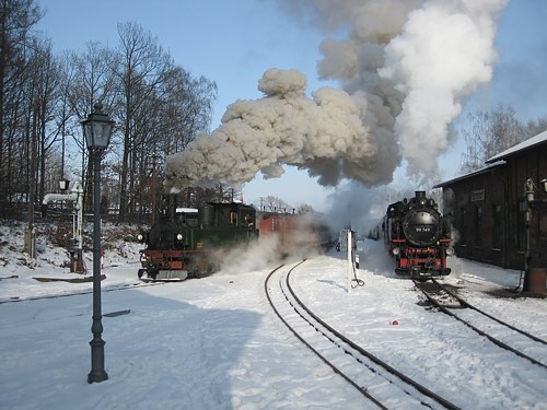 Doppelausfahrt im Bahnhof Bertsdorf