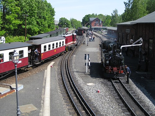 Dieselzug im Bahnhof Bertsdorf