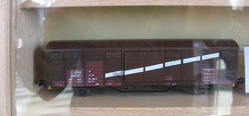 2-achsige Güterwagenmodelle der Gattung Gbs mit einem auffälligen weißen Schrägstreifen