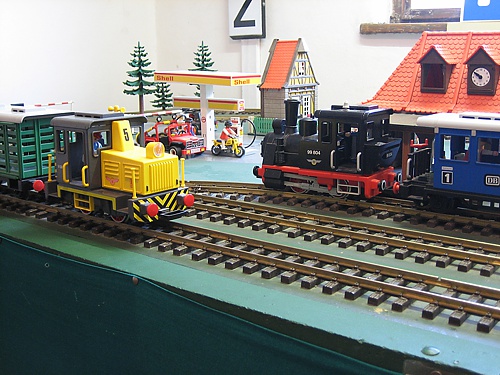 2005 - ein Güterzug und ein Personenzug auf der Spielanlage im Einsatz