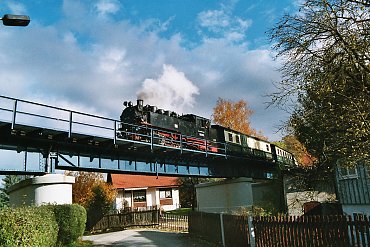 Personenzug auf Brücke in Olbersdorf
