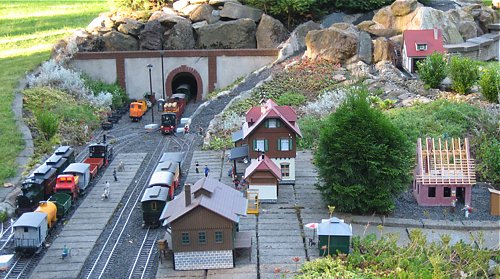 Bahnhof mit Tunnelportal