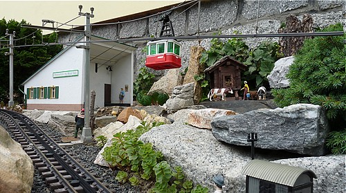 Aus der Seilbahn "Funiculaire du Mont Geli" kann man die Züge von "oben" betrachten.