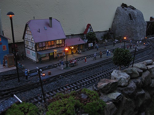 Im Bahnhof Bergheim gehen die Lichter an.