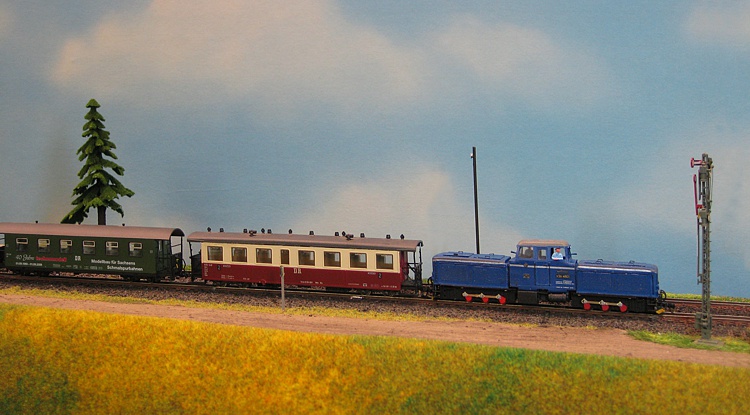 Diesellokomotive V36 4801 wartet am Einfahrsignal