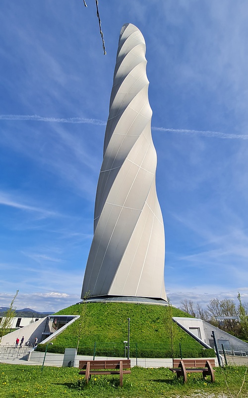 "TK Elevator Testturm", ein Testzentrum f&uuml;r Aufz&uuml;ge